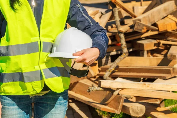 Hembra Con Casco Seguridad Cerca Pila Tablas — Foto de Stock