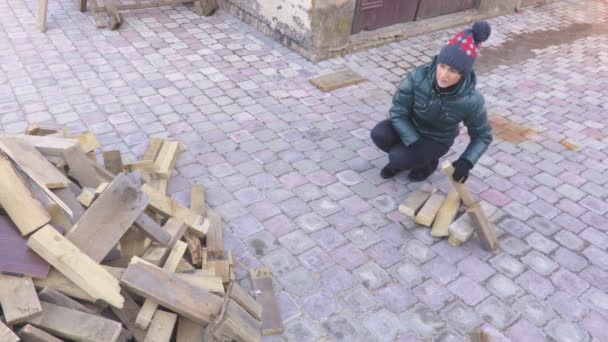 女性が庭で薪を収集します — ストック動画