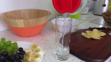 Kadın bir bardakta su dökün