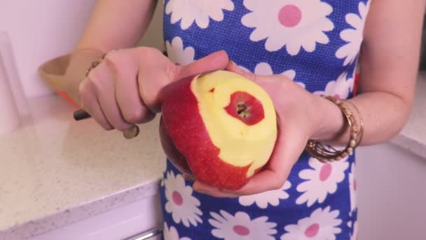 Mujer Con Cuchillo Pela Una Manzana — Vídeo de stock