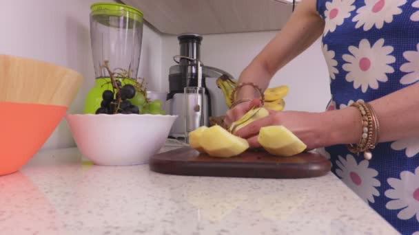 Mujer Preparando Manzana Cocina — Vídeo de stock