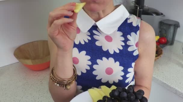 Kobieta Zjada Apple Ząbki Winogron Koncepcja Wegetariańskie — Wideo stockowe