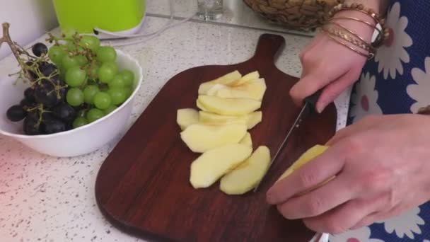 Mulher Está Preparando Comida Vegetariana — Vídeo de Stock