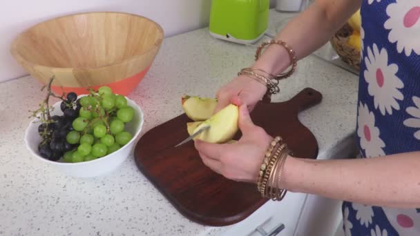 妇女分割苹果切片 — 图库视频影像