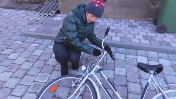 Kvinna Reparera Cykel Gården — Stockvideo