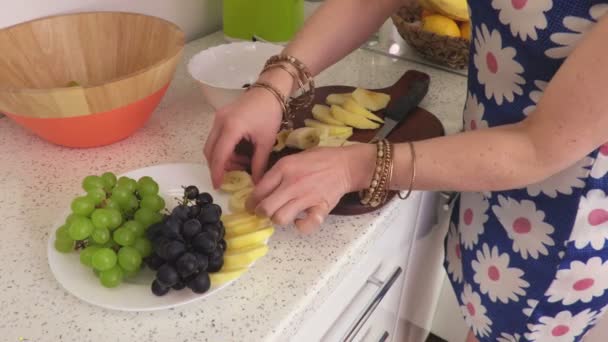 Femme Met Sur Une Assiette Tranches Banane — Video