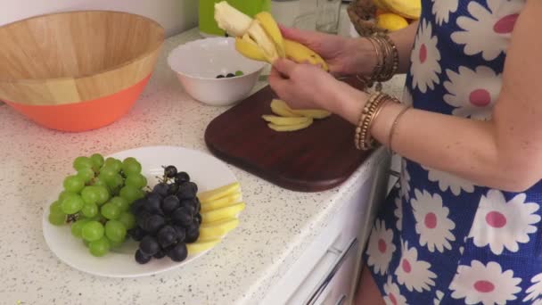 Vrouw Verwijdert Bananenschil — Stockvideo