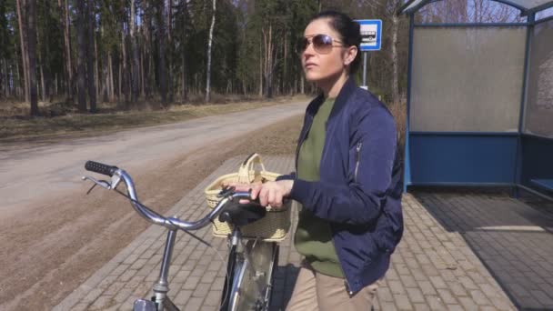 Γυναίκα Ποδήλατο Αναμονή Για Λεωφορείο — Αρχείο Βίντεο