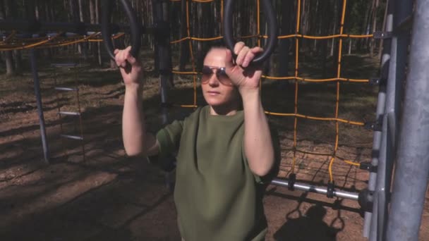 公园室外妇女伸展运动 — 图库视频影像