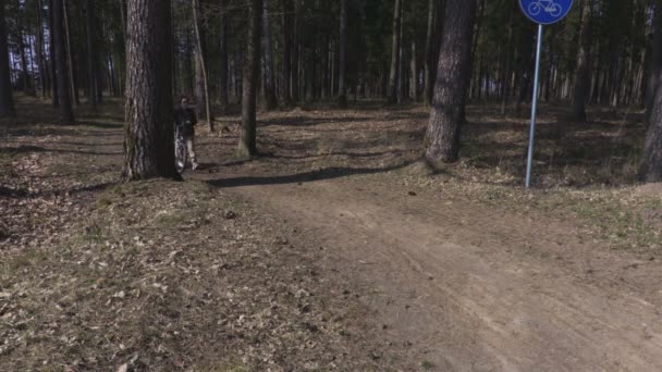 Kvinna Med Cykel Väg Park — Stockvideo