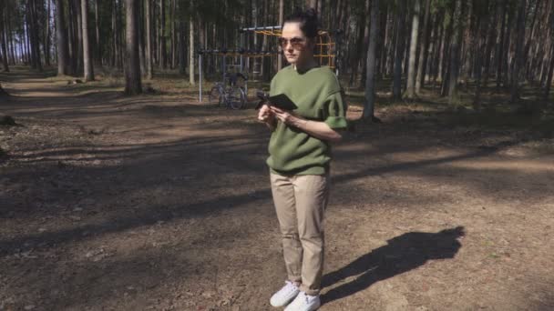 Vrouw Praten Smart Telefoon Gaan Buurt Van Fiets — Stockvideo