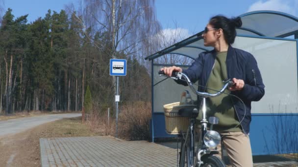 Mujer Con Bicicleta Cesta Parada Autobús — Vídeo de stock