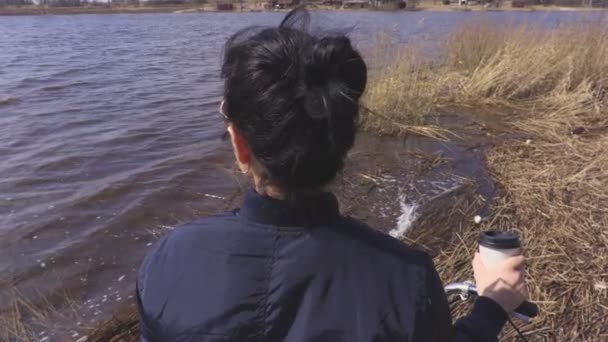 Vrouw Met Kopje Koffie Fiets Buurt Van Lake — Stockvideo