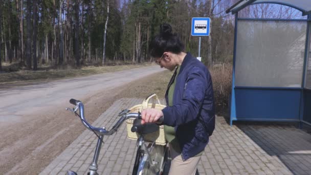 Mujer Tomar Manzana Cesta Bicicleta — Vídeos de Stock