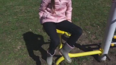  Küçük kız eğitim makinesinde iplik