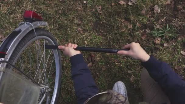 Bombeando Neumático Bicicleta — Vídeos de Stock