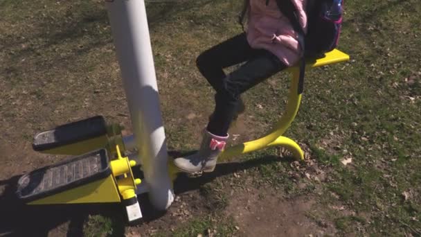 小女孩在训练自行车机器 — 图库视频影像