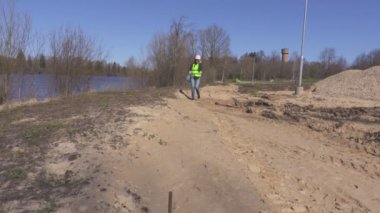 Kadın mühendis yol inşaatı denetler