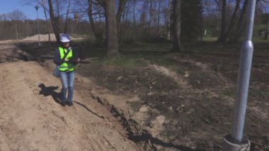 Dizüstü bilgisayar ile yorgun kadın mühendis