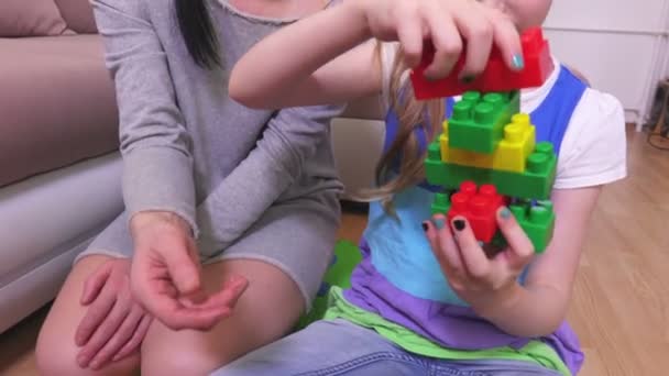 Madre Hija Haciendo Construcción Ladrillos Juguete — Vídeos de Stock