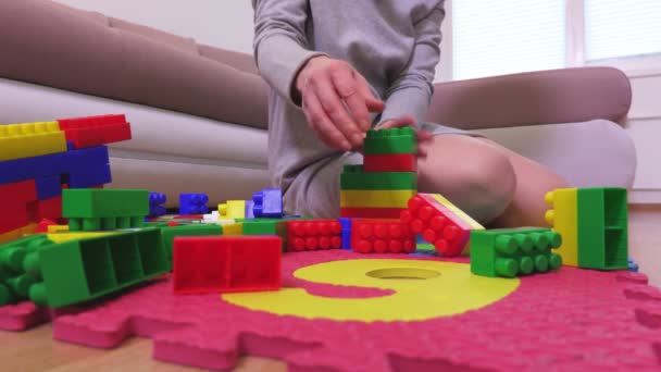 Mujer Haciendo Torre Ladrillos Juguete — Vídeo de stock