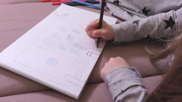 Κορίτσι Σχεδίασης Φράχτη Κοντά Στο Σπίτι — Αρχείο Βίντεο