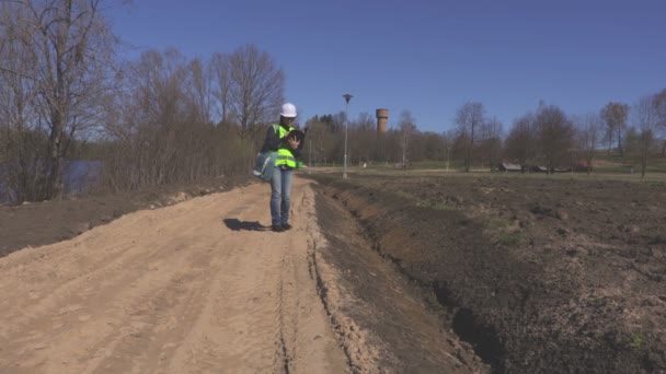 Femme Ingénieur Sur Route Près Fossé — Video