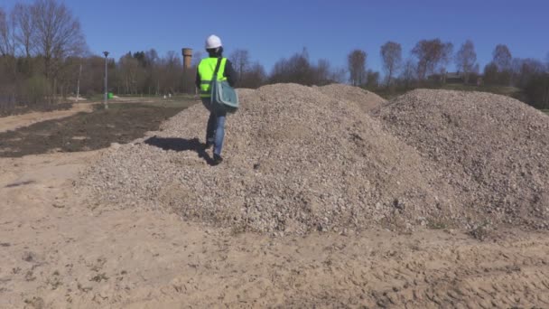 Kvinna Ingenjör Grus Högen — Stockvideo