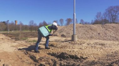 Şantiye teftiş ve dizüstü bilgisayar kullanarak kadın mühendis