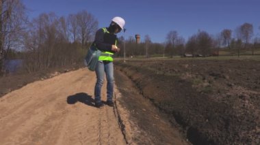 Kadın mühendis çukurun derinliği kontrol edin