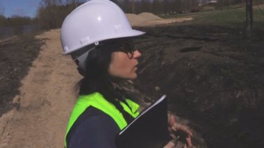 Yürüyen kadın mühendis ve inşaat alanında hakkında görüşmeler