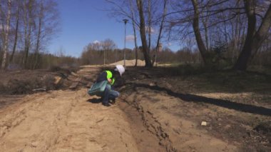 Kadın mühendis kontrol çeşitli yerlerde çukurun derinliği