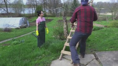 Kadın ve adamın yanında elma ağacı. Tarım ve Bahçe kavramı