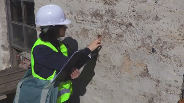 古い壁の女性エンジニア — ストック動画