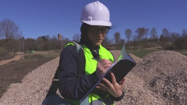 Mujer Escribiendo Sitio Construcción — Vídeo de stock