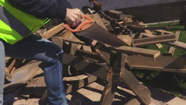 Femme Utilisant Scie Dans Jour Été — Video