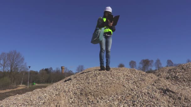 Kvinna Ingenjör Skriva Grus Högen — Stockvideo