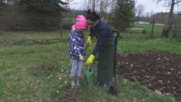 Kobieta Nauczanie Córka Ogrodnictwo — Wideo stockowe