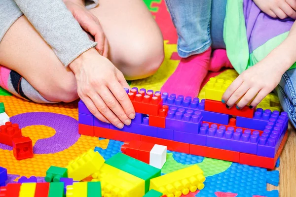 Mutter Mit Tochter Spielt Mit Spielzeugsteinen — Stockfoto