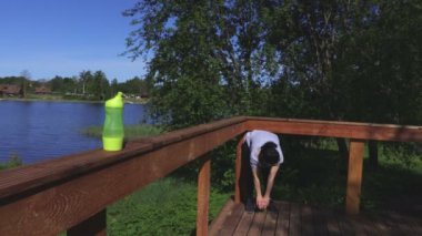 Kadın antrenmandan sonra geriniyor.