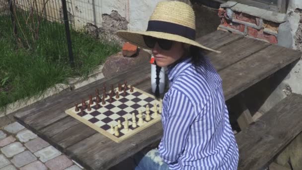 Γυναίκα Παίζοντας Σκάκι Εξωτερικούς Χώρους — Αρχείο Βίντεο