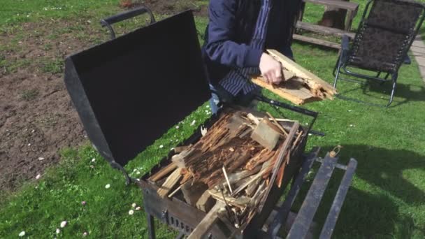 Vrouw Buurt Van Barbecue Zomerdag — Stockvideo