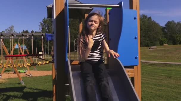 Menina Relaxante Parque Infantil — Vídeo de Stock