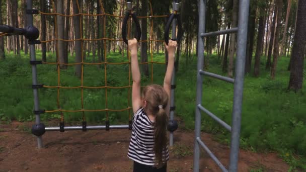 Little Girl Rope Climbing Net — Stock Video