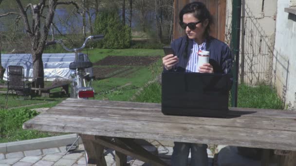 Kvinna Med Laptop Smartphone Och Kaffe — Stockvideo