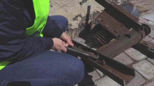 Femme Serrurier Près Vieux Moteur Électrique — Video