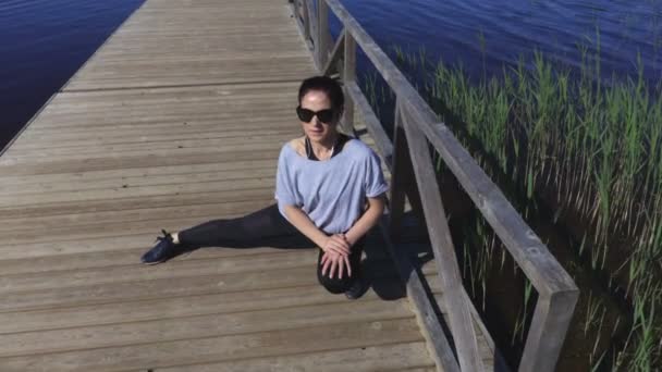 Bacaklar Için Egzersiz Yaparak Kadın — Stok video