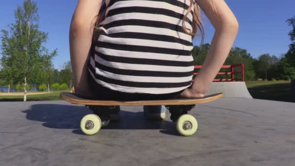 Mädchen Sitzt Auf Skateboard Auf Rampe — Stockvideo