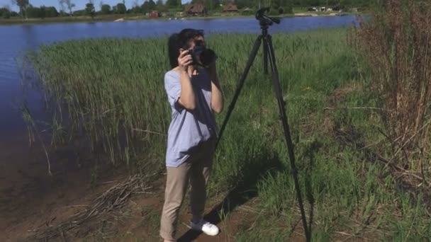 Kvinna Med Professionell Fotokamera Nära Lake — Stockvideo