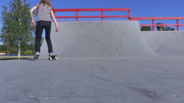 Lilla Flickan Lär Sig Att Rida Skateboard — Stockvideo